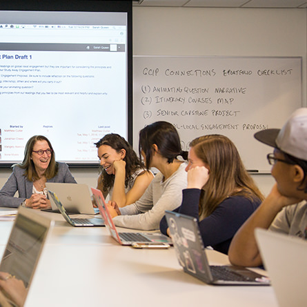 Professor of History Sarah Queen and her students meet with Instructional Design Librarian Jessica McCullough to workshop their eportfolios for the Global Capitalism Pathway.