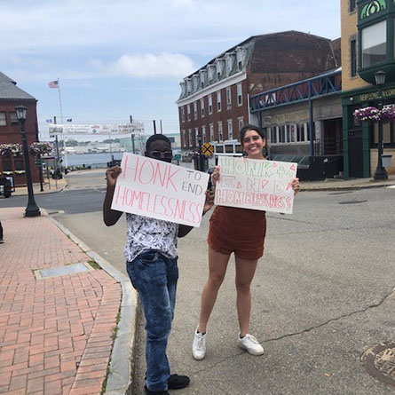 Summer Civic Leaders Einstein Perez ’24 and Caroline Karakey ’23 take part in the annual Walk to End Homelessness, a fundraiser for the New London Homeless Hospitality Center. 