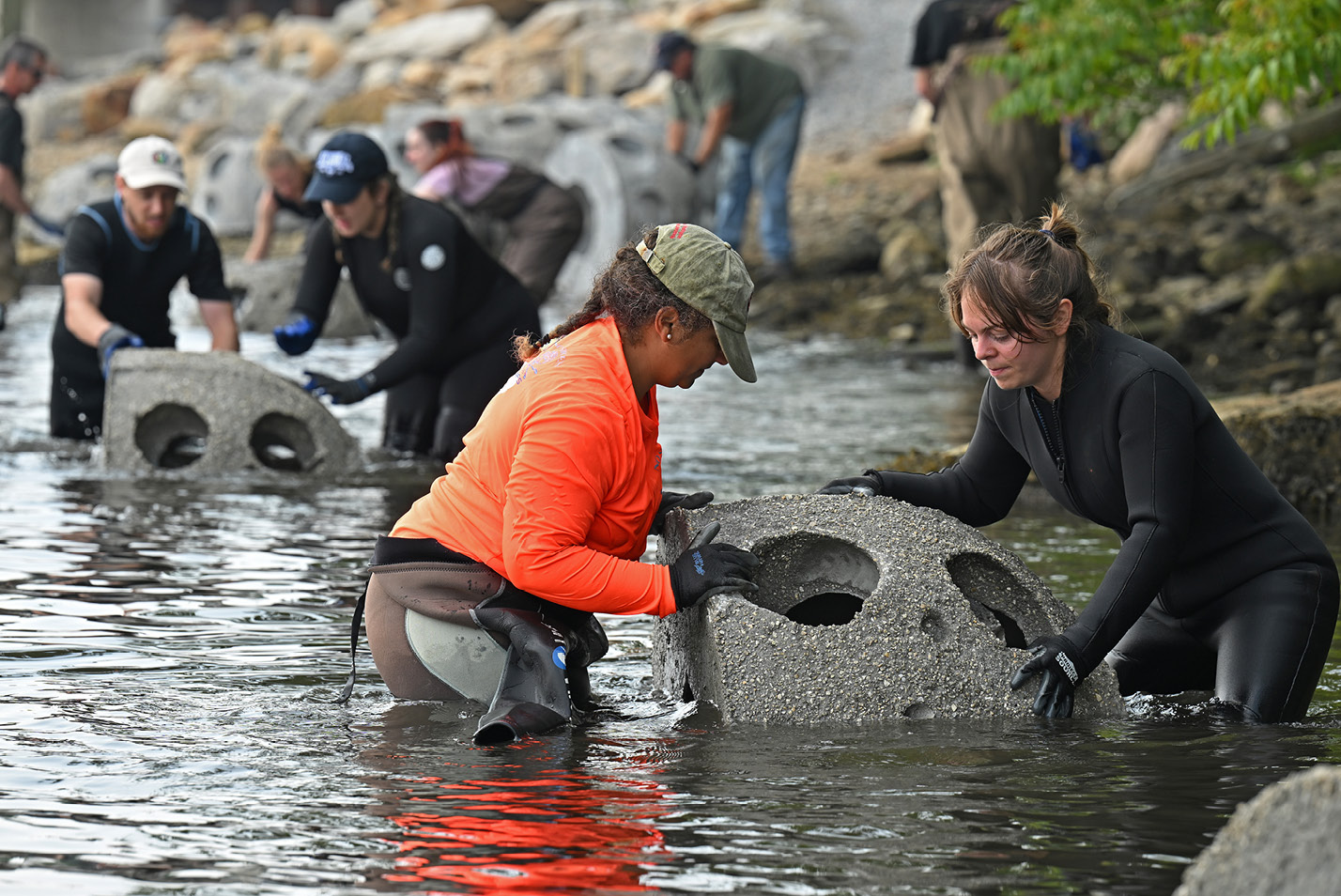 Prof. Maria Rosa’s undergraduate cement student drag reef balls into the Thames River