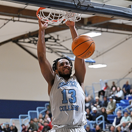 David Murray ’24 scored 24 points in Conn’s win over Hamilton College. 